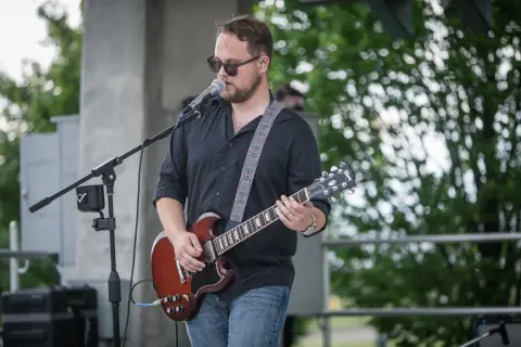 Lead guitar player